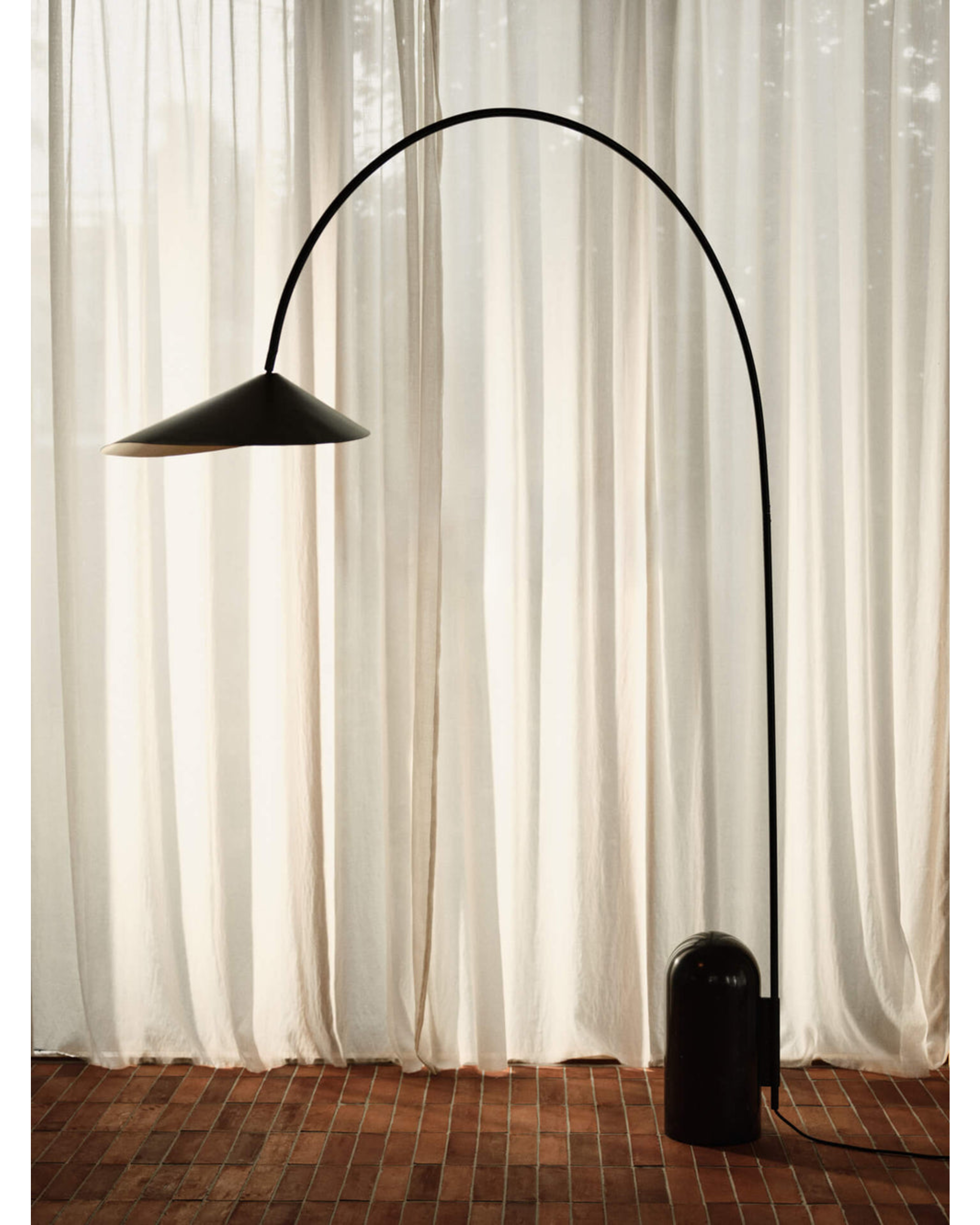 arum arched floor lamp - black
