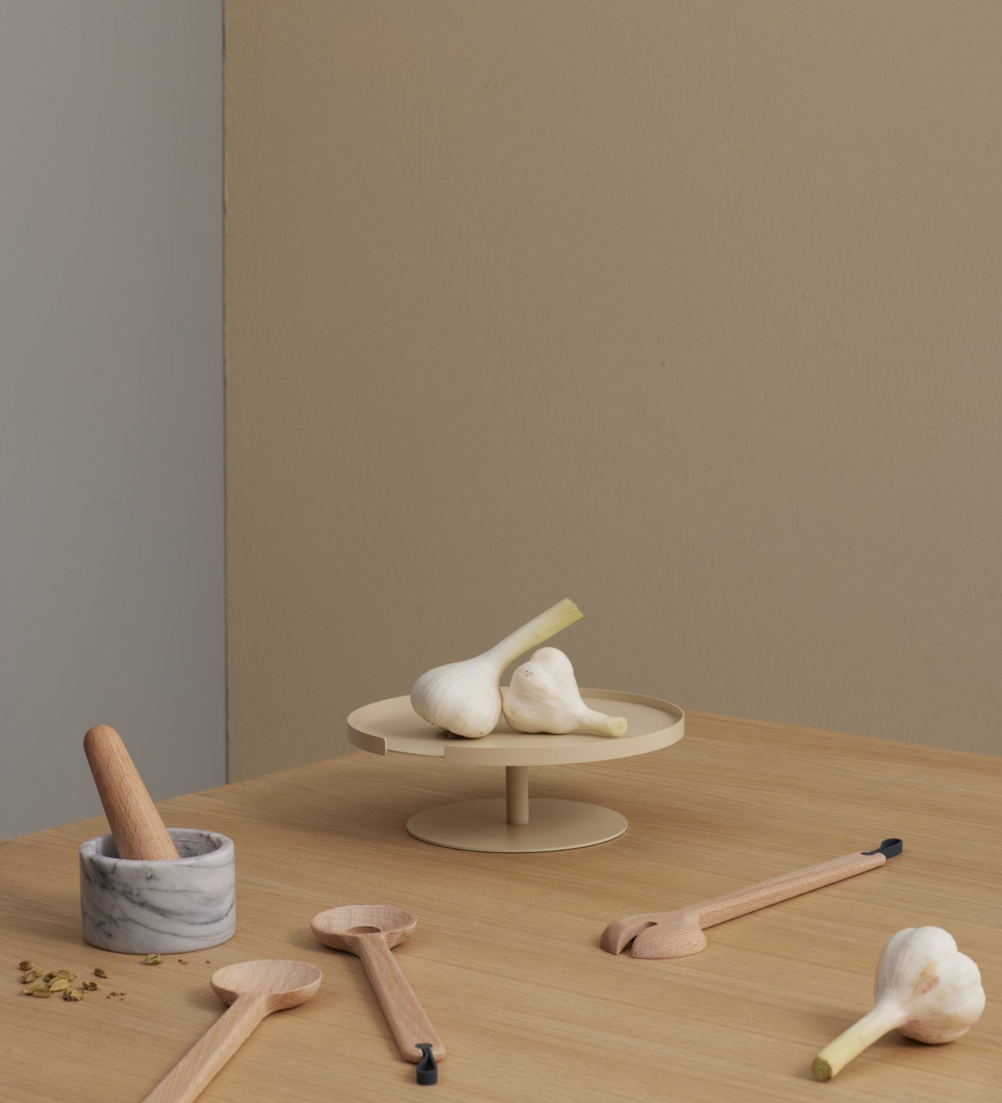 big hug cake stand - beige