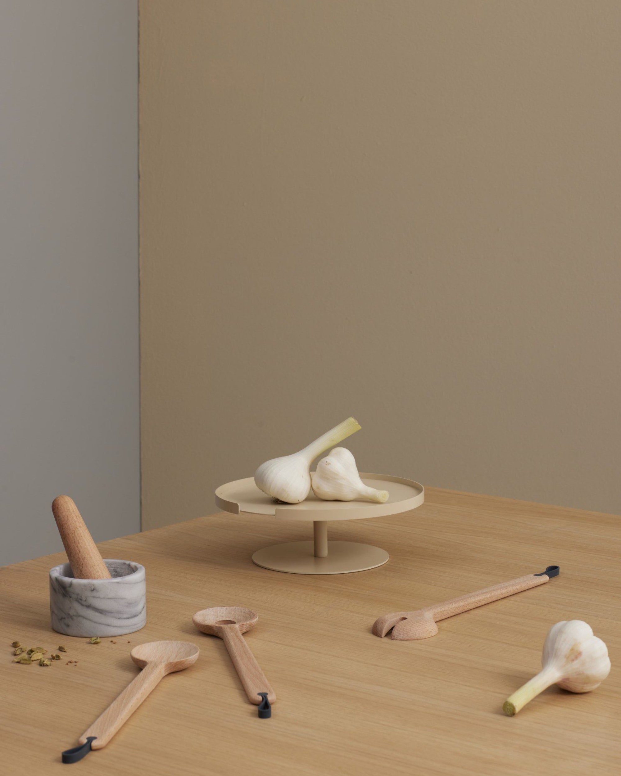 big hug cake stand - beige