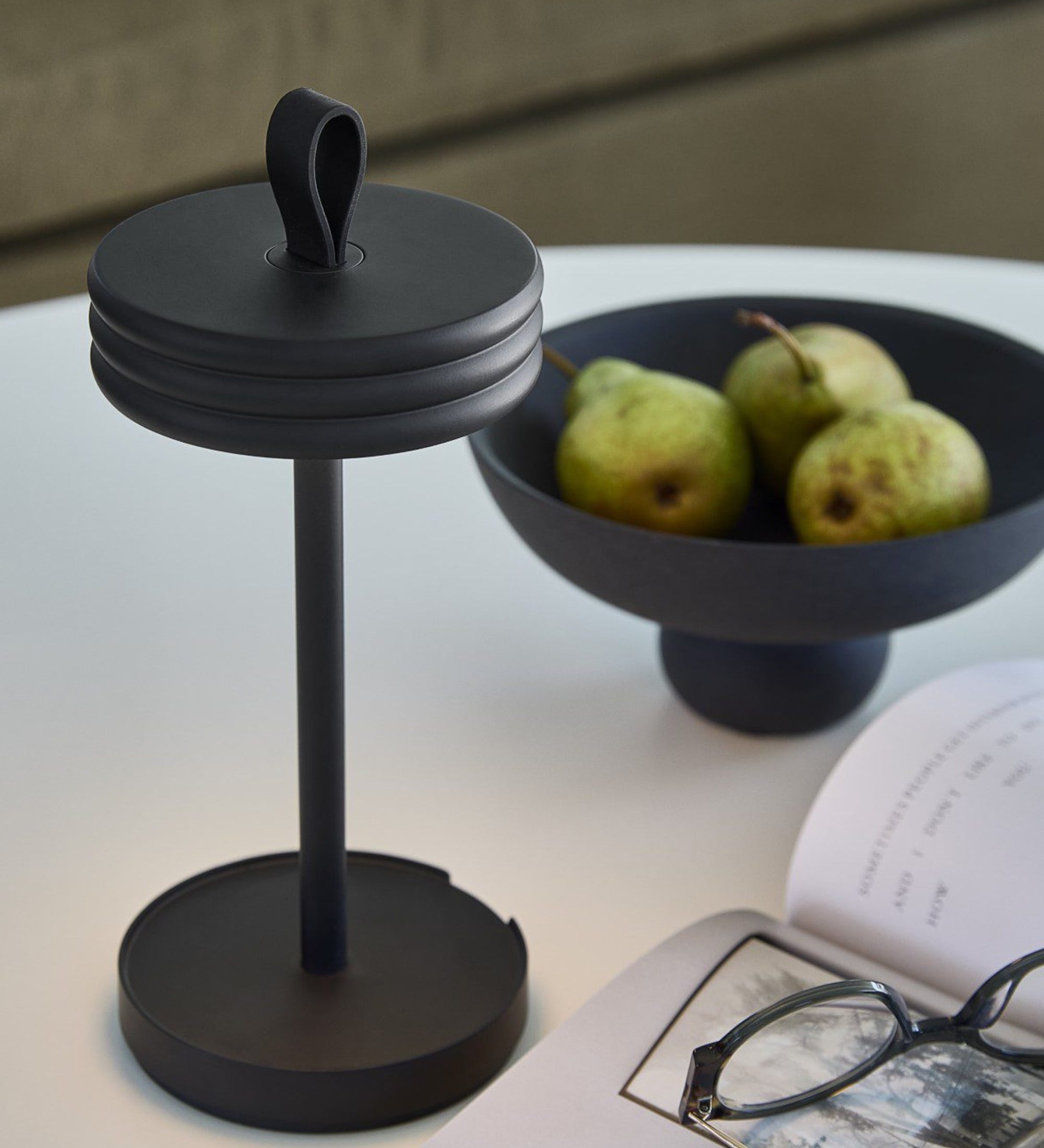 big hug portable lamp - black