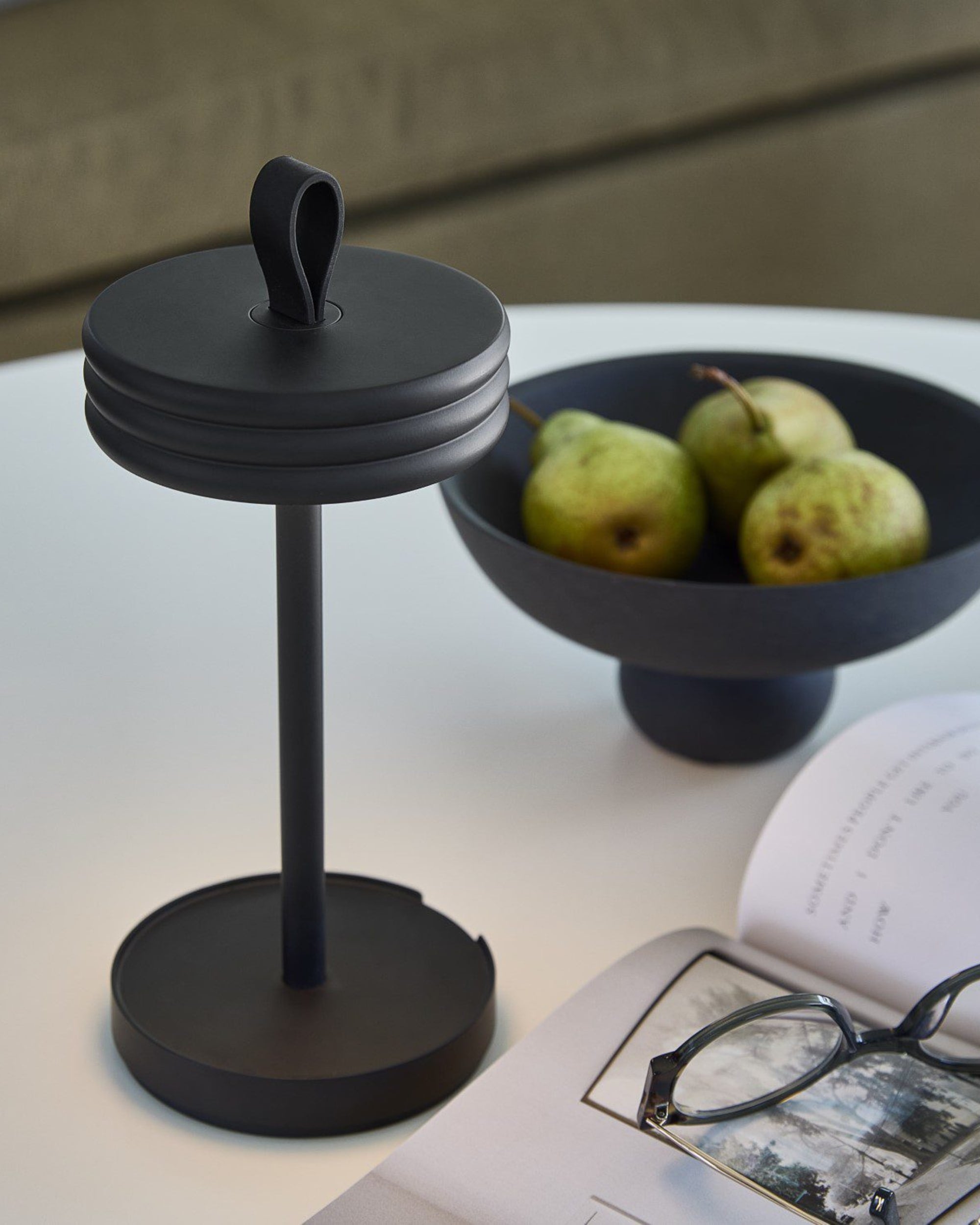 big hug portable lamp - black