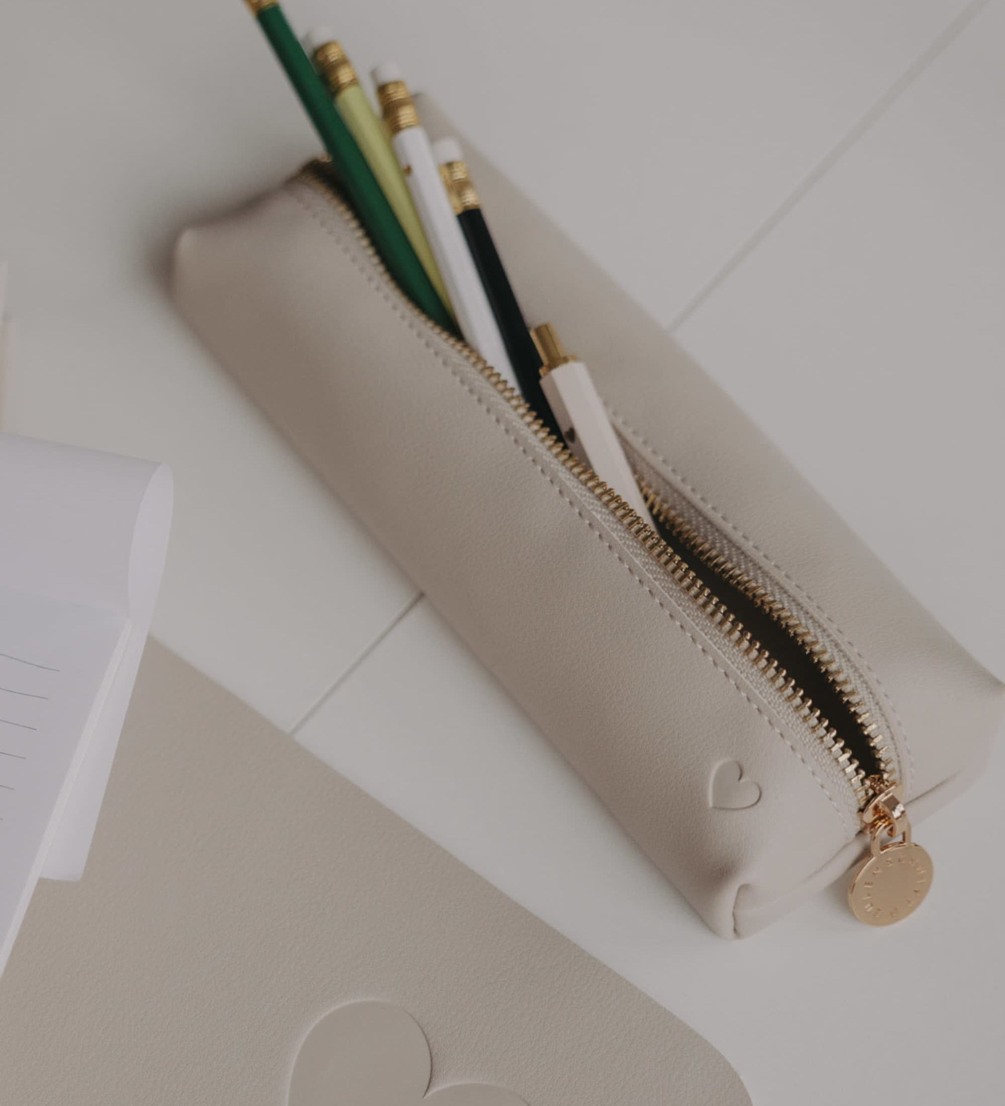 federtasche-herz taupe