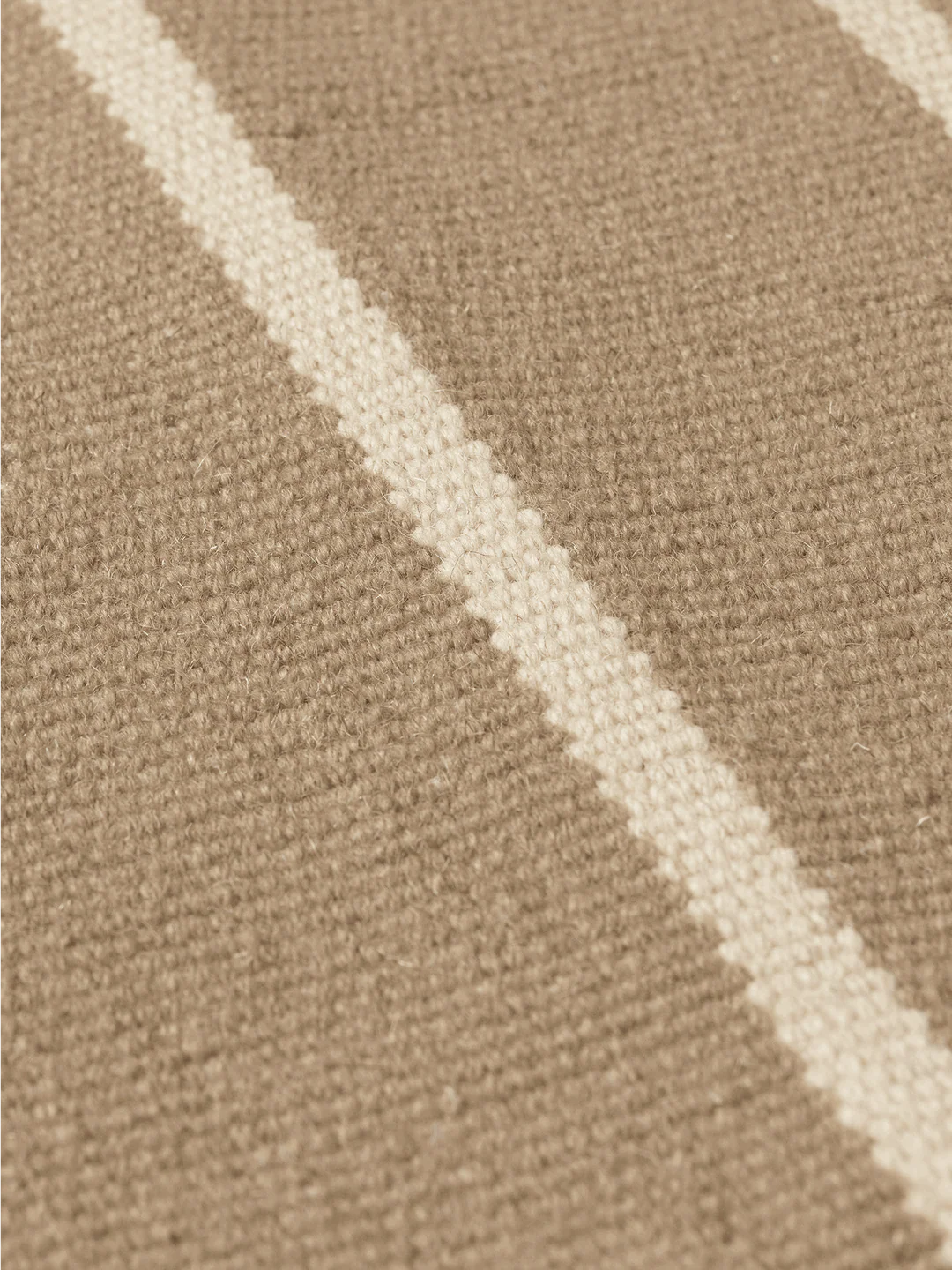 calm kelim - rug dark sand / off-white