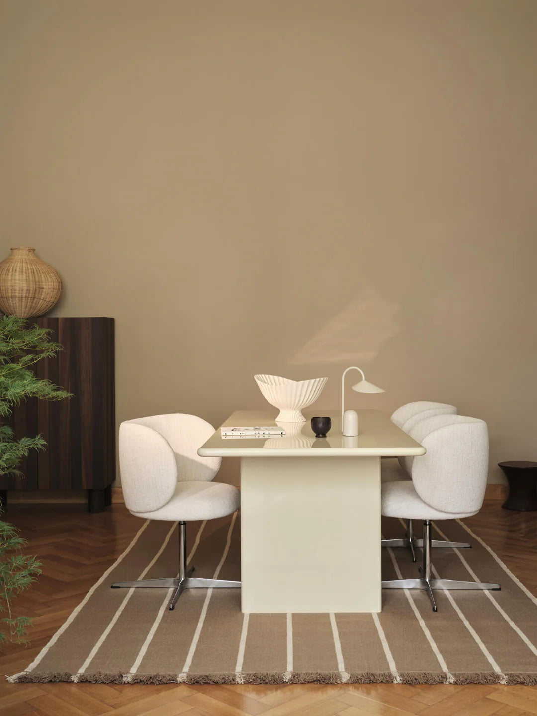 calm kelim - rug dark sand / off-white