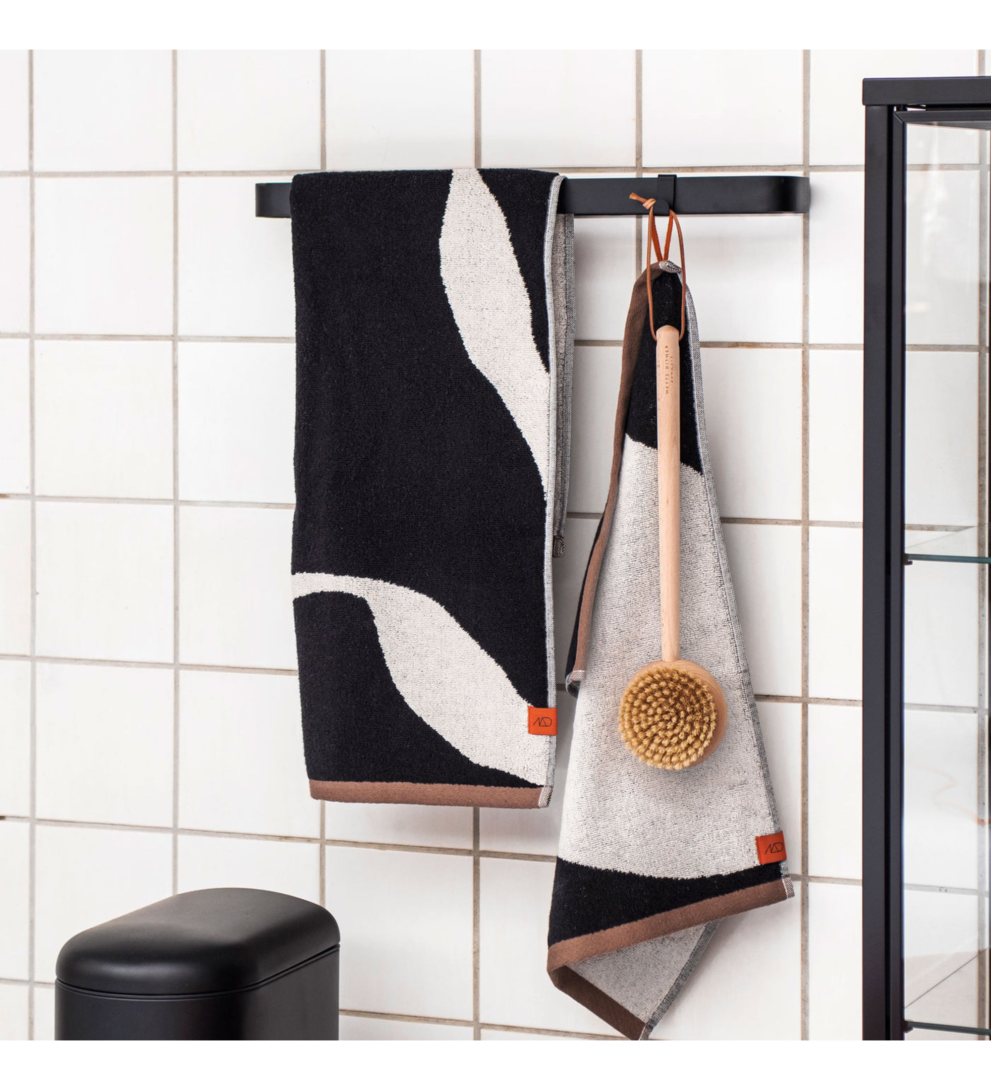 nova arte bath towel - black off/white 