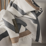 shadow throw - off white / grey 