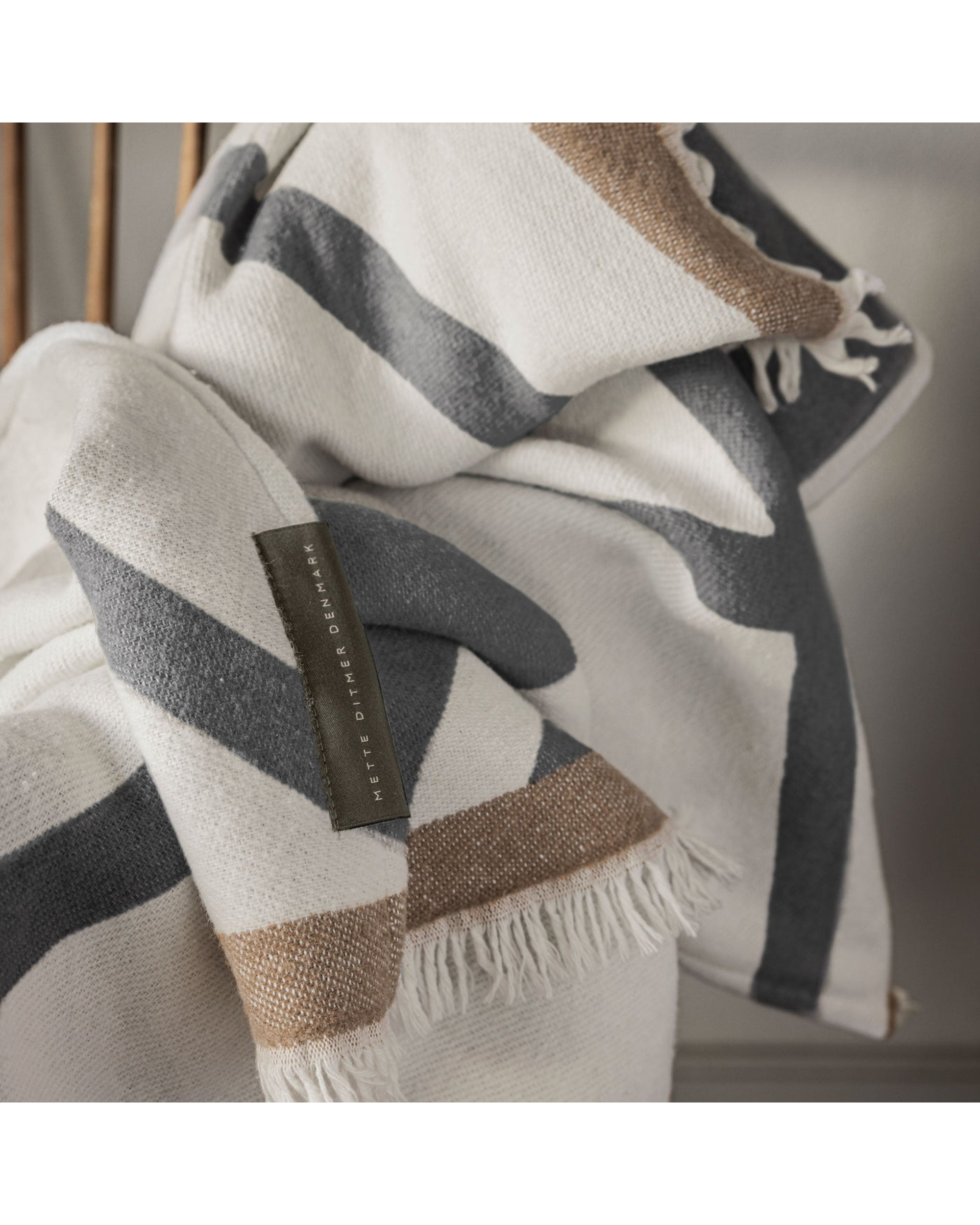 shadow throw - off white / grey 